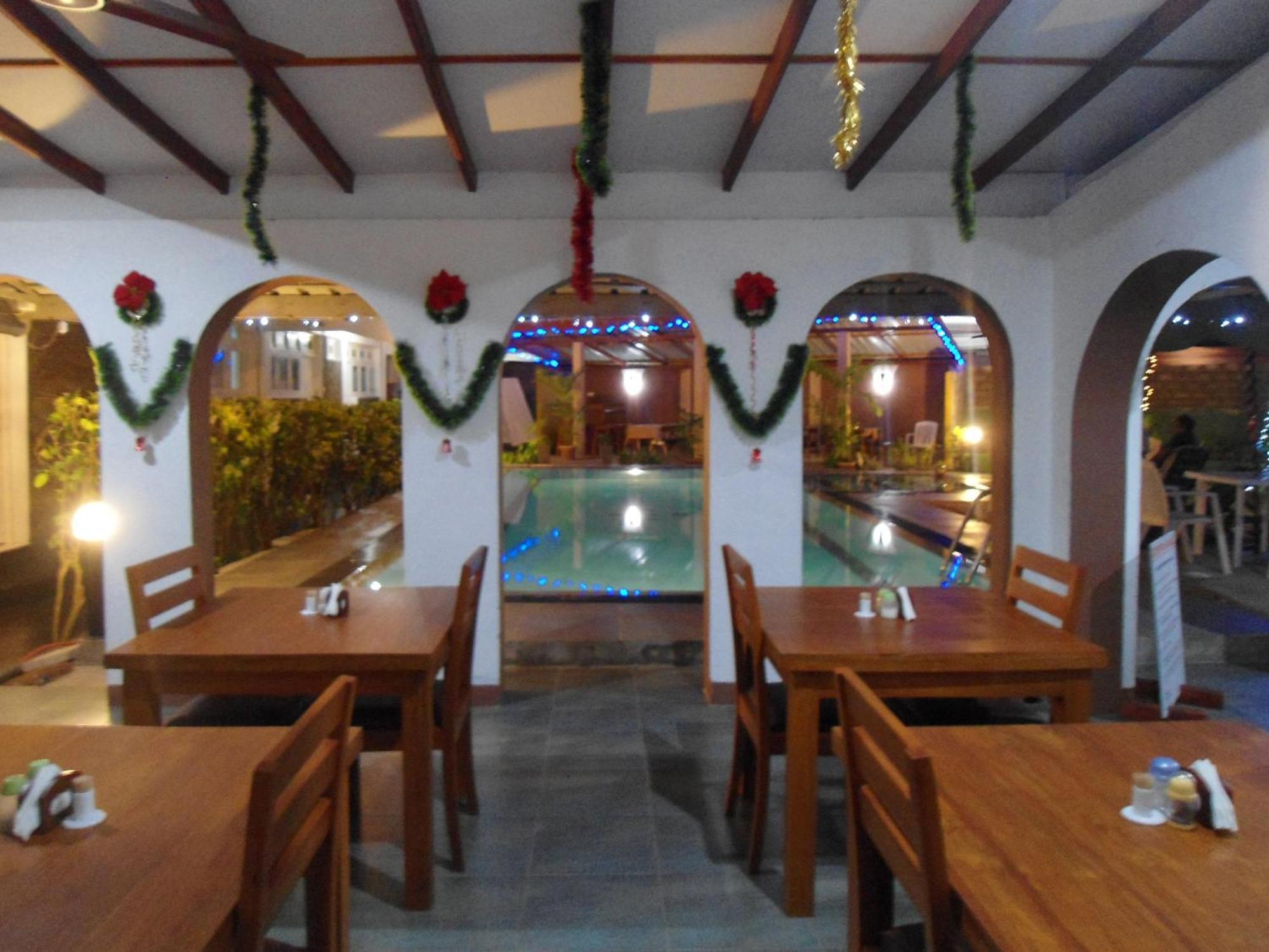 Ranveli Beach Hotel Dehiwala-Mount Lavinia Exteriör bild