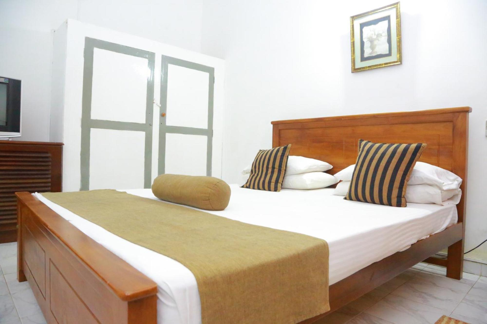 Ranveli Beach Hotel Dehiwala-Mount Lavinia Exteriör bild