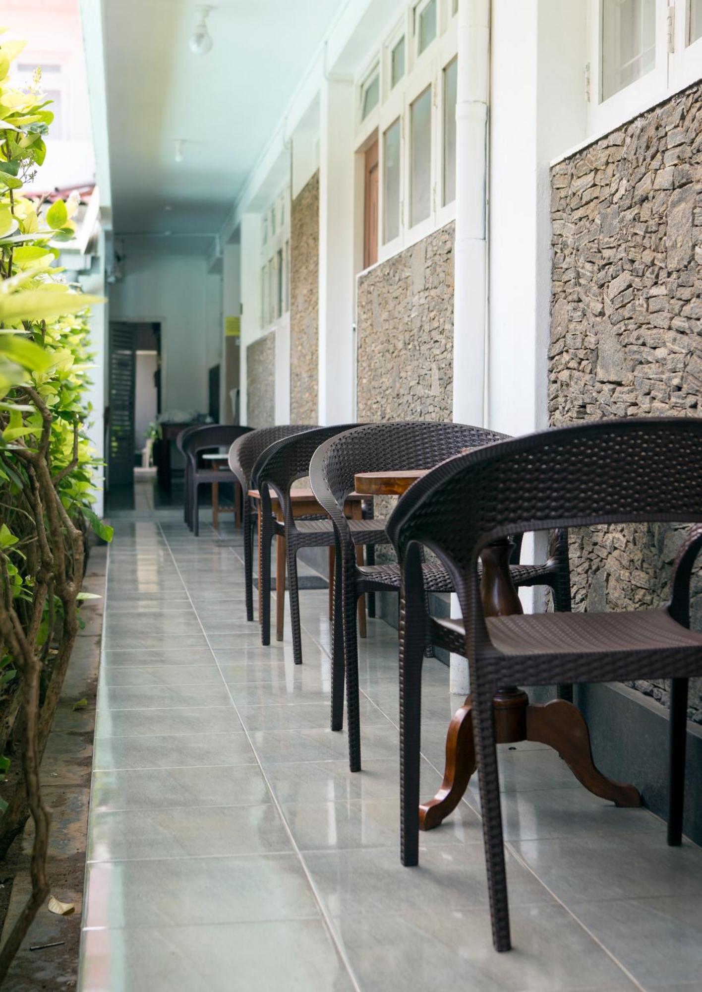 Ranveli Beach Hotel Dehiwala-Mount Lavinia Exteriör bild