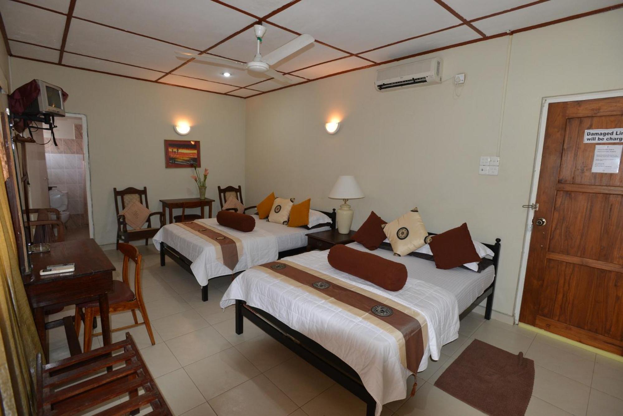 Ranveli Beach Hotel Dehiwala-Mount Lavinia Exteriör bild