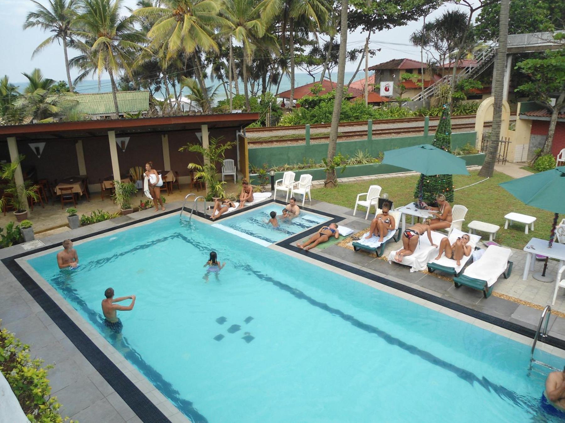 Ranveli Beach Hotel Dehiwala-Mount Lavinia Exteriör bild