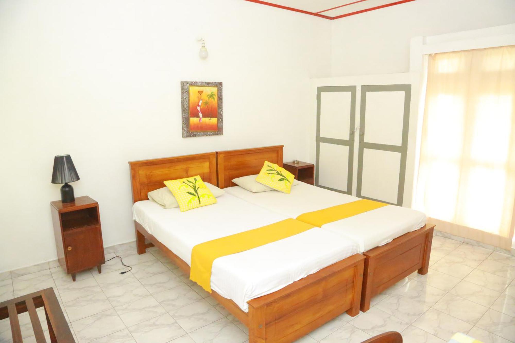 Ranveli Beach Hotel Dehiwala-Mount Lavinia Exteriör bild