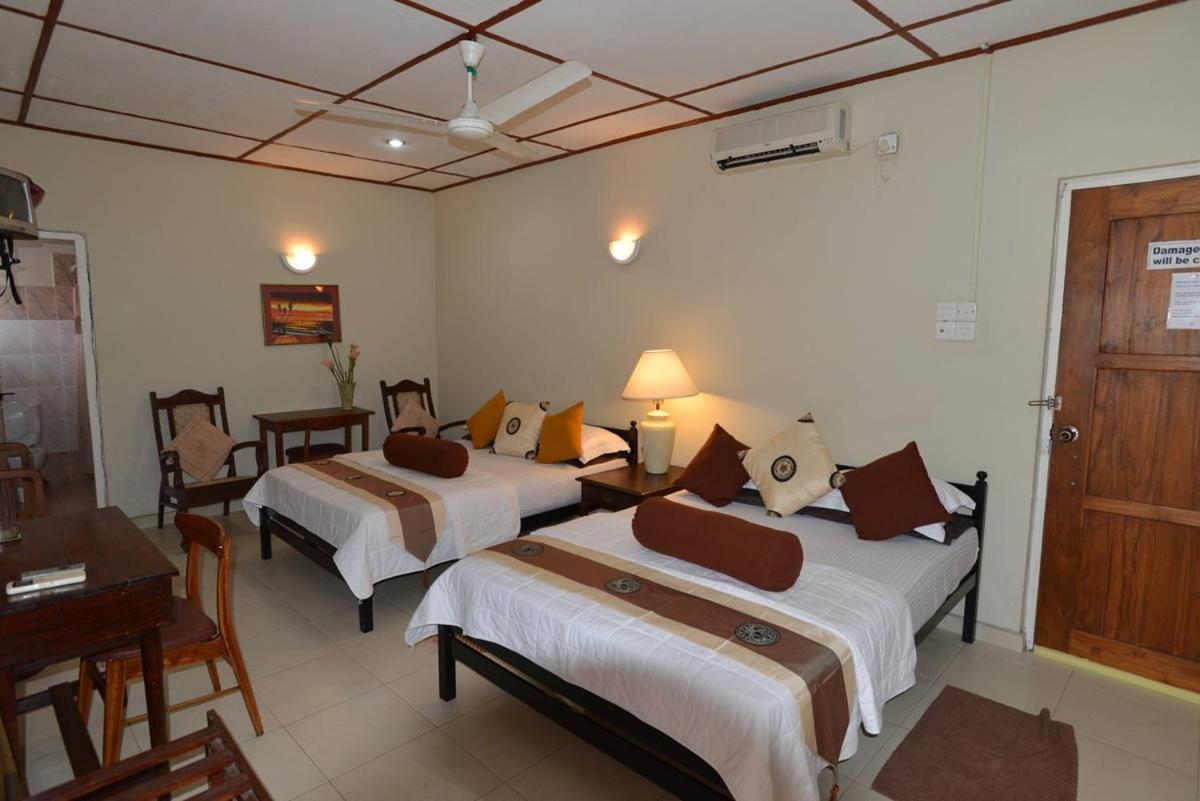 Ranveli Beach Hotel Dehiwala-Mount Lavinia Exteriör bild