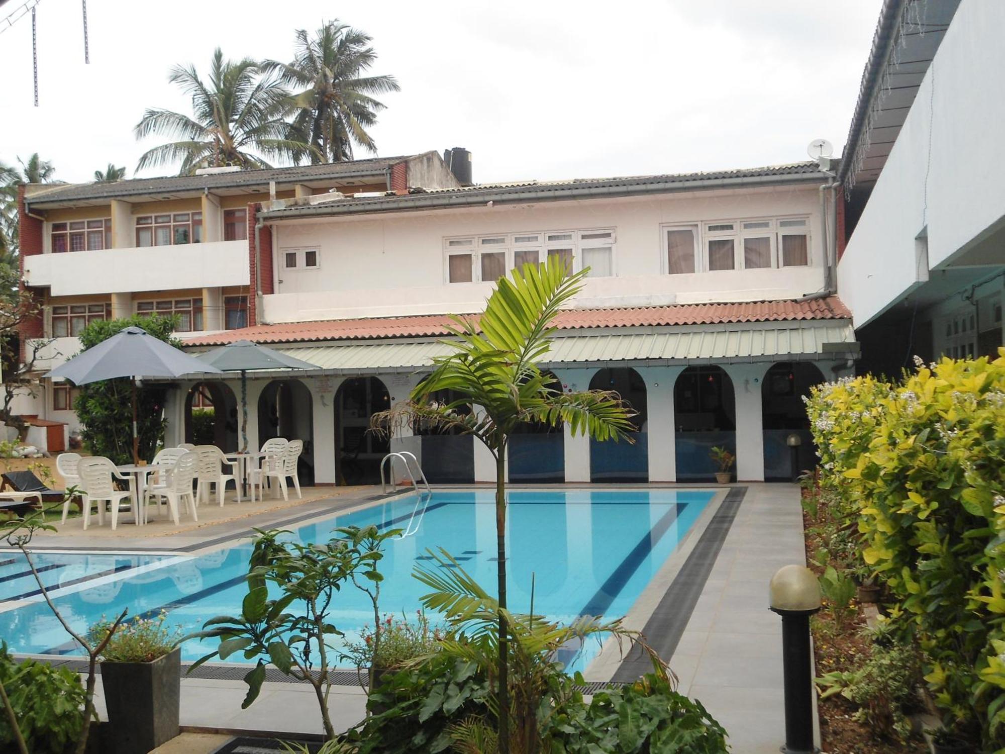 Ranveli Beach Hotel Dehiwala-Mount Lavinia Exteriör bild
