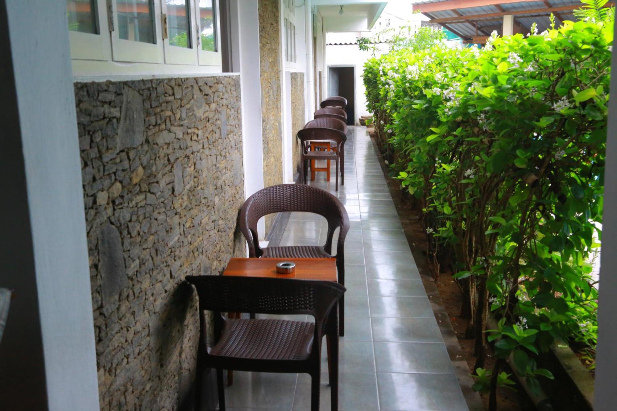 Ranveli Beach Hotel Dehiwala-Mount Lavinia Exteriör bild