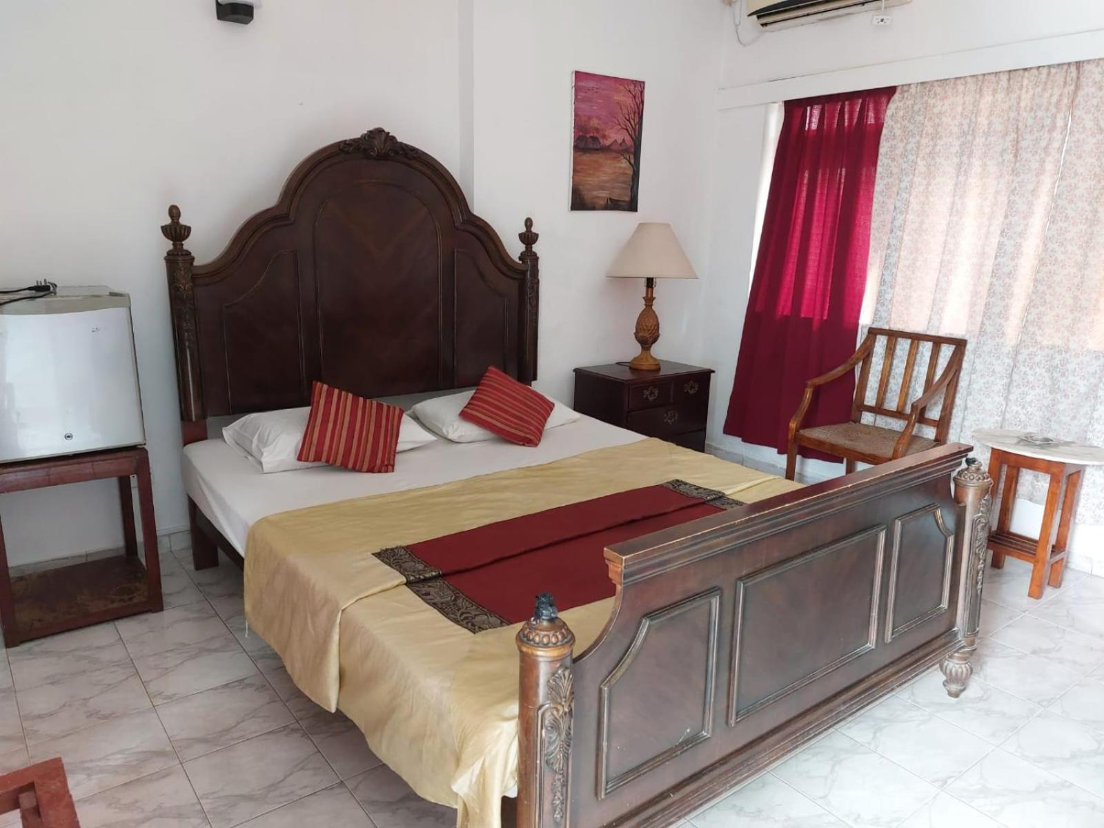Ranveli Beach Hotel Dehiwala-Mount Lavinia Exteriör bild