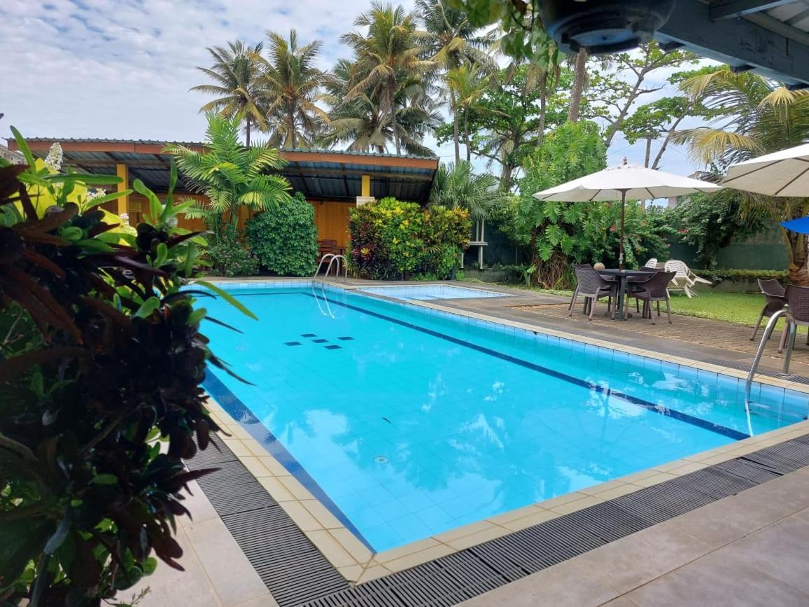 Ranveli Beach Hotel Dehiwala-Mount Lavinia Exteriör bild