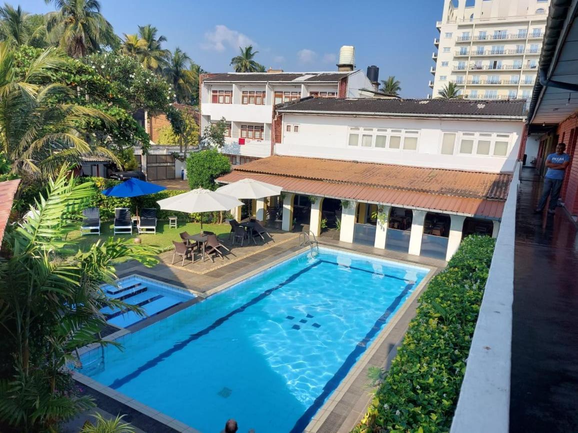 Ranveli Beach Hotel Dehiwala-Mount Lavinia Exteriör bild